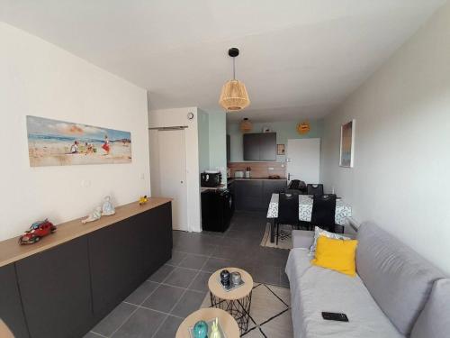 Photo de la galerie de l'établissement Appartement T2 Rénové, Cosy et Calme, Proche Plage à St Hilaire-de-Riez, Parking Prive - FR-1-324A-56, à Saint-Hilaire-de-Riez