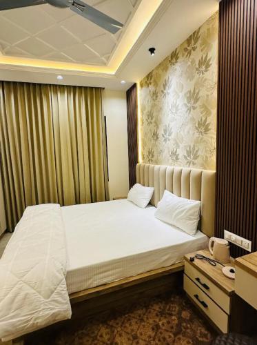 sypialnia z dużym łóżkiem w pokoju w obiekcie M G Apartments w mieście Dźodhpur