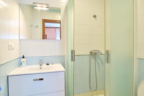 een badkamer met een wastafel en een douche bij Apartamento La Molina in Rute