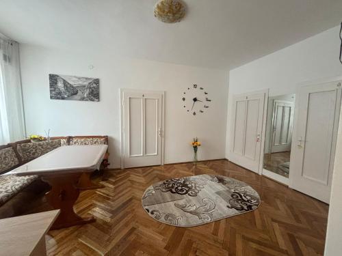een woonkamer met een bank en een tafel bij Casa RoxAmy in Orşova