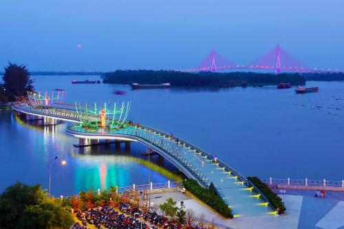 a large bridge over a large body of water at Nam Đô Hotel Cần Thơ Downtown in Can Tho