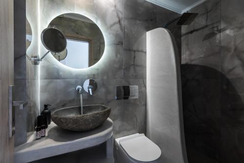 カマリにあるPolydefkis Hotelのバスルーム(石造りの洗面台、トイレ付)