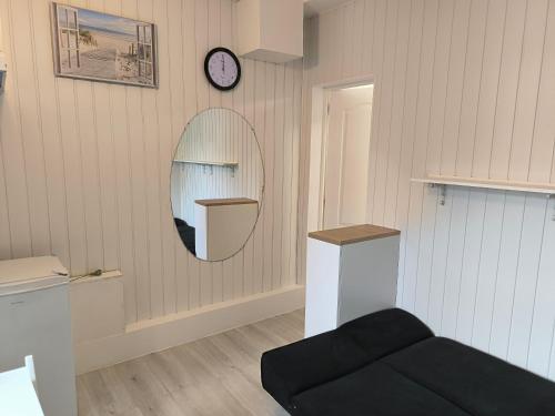 - un salon avec un miroir et un canapé dans l'établissement Studio à 5 min du M7 Villejuif, à Villejuif