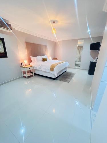 una camera bianca con letto e tavolo di MeLeano Guesthouse a Mogwase