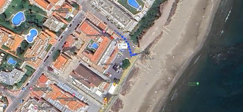 - une vue sur la plage et l'eau dans l'établissement Apartamento Alcocebre Rentalholidays ref 067, à Alcossebre