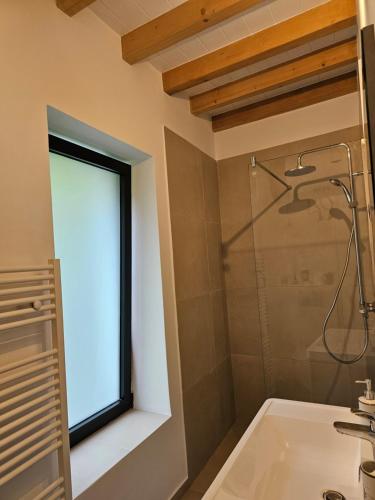 een badkamer met een raam en een bad bij Vacation Domgjon in Rrëshen