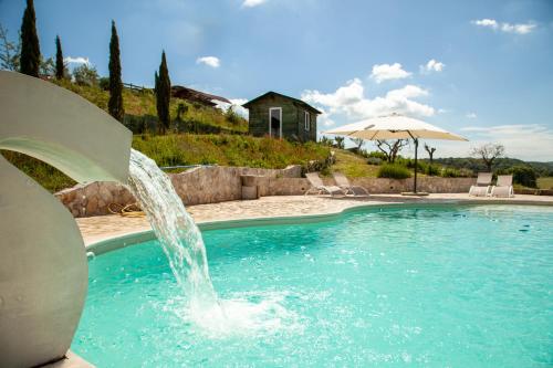 una piscina con una fuente de agua en un patio en Villa & Spasuitebo Roma, en Mazzano Romano