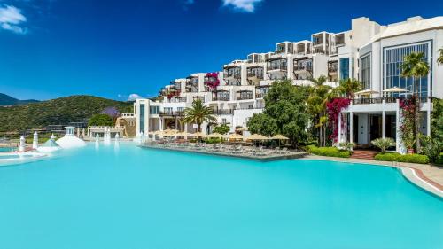 uma vista para o resort a partir da piscina de beiral infinito em Kempinski Hotel Barbaros Bay Bodrum em Yaliciftlik