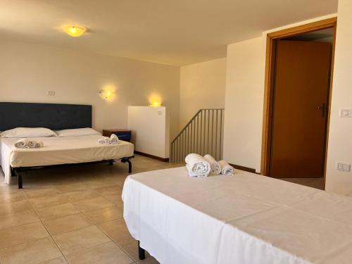 um quarto de hotel com duas camas e uma escada em Sofis Servizi Rio Grande (CAV) em Principina a Mare
