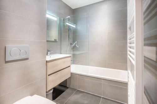 une salle de bain avec une baignoire, des toilettes et un lavabo dans l'établissement Lapia 104 Superbe appartement 4 à 6 personne proche de toute commodité, à Morzine