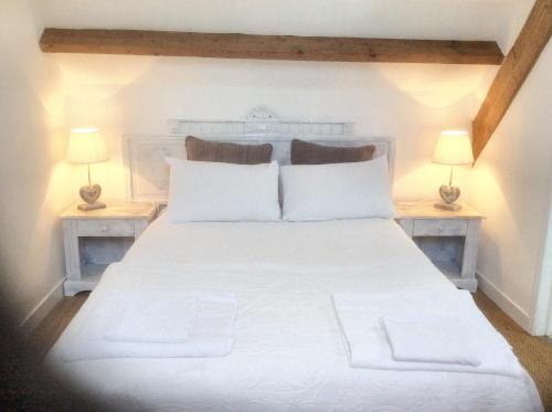 A bed or beds in a room at Maison de 2 chambres avec jardin clos et wifi a Sainte Colombe