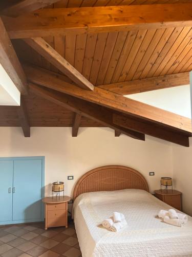 una camera da letto con un letto e due asciugamani di All'Ombra del Palmeto a Taranto