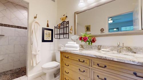 ein Badezimmer mit einem Waschbecken, einem WC und einem Spiegel in der Unterkunft Lamb Haven in South Haven