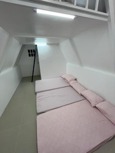 Ένα ή περισσότερα κρεβάτια σε δωμάτιο στο A-House Cabin