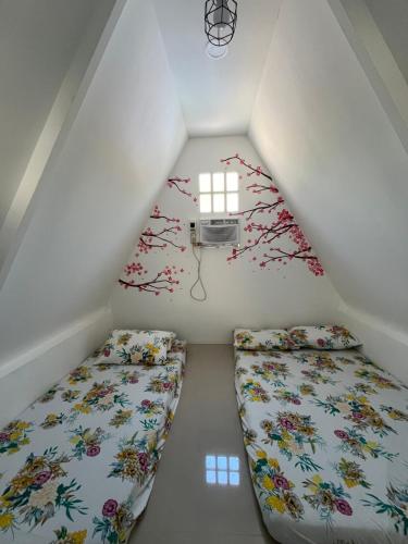 Ένα ή περισσότερα κρεβάτια σε δωμάτιο στο A-House Cabin