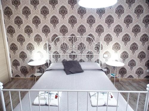 1 dormitorio con 1 cama y 2 mesas en 3 bedrooms house with city view balcony and wifi at Frascineto en Frascineto