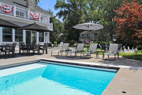 Bazén v ubytování Lamb Guest nebo v jeho okolí