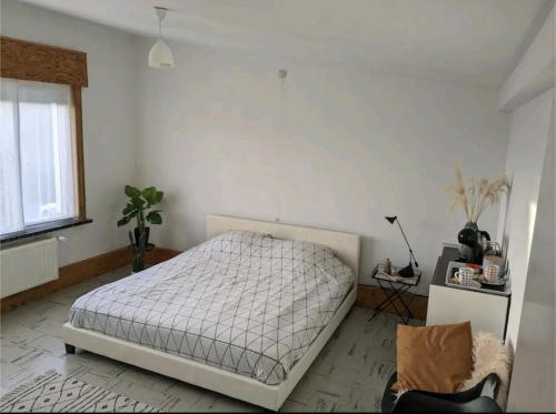 - une chambre avec un lit blanc et une fenêtre dans l'établissement Tweepersoonskamer centrum Poperinge, à Poperinge