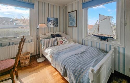 a bedroom with a bed and a sailboat on the wall at Awesome Home In Vstra Frlunda With Sauna in Västra Frölunda
