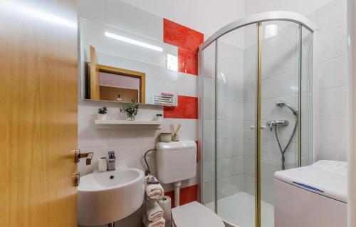 een badkamer met een douche, een toilet en een wastafel bij Awesome Apartment In Kastel Stari With Kitchen in Kaštela