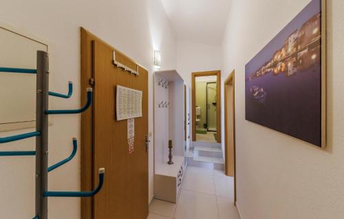 einen Korridor eines Krankenhausflurs mit Tür in der Unterkunft Cozy Apartment In Kastel Stari With Kitchen in Kaštela