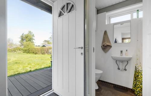 La salle de bains est pourvue de toilettes et d'un lavabo. dans l'établissement Awesome Home In Melby With Kitchen, à Melby