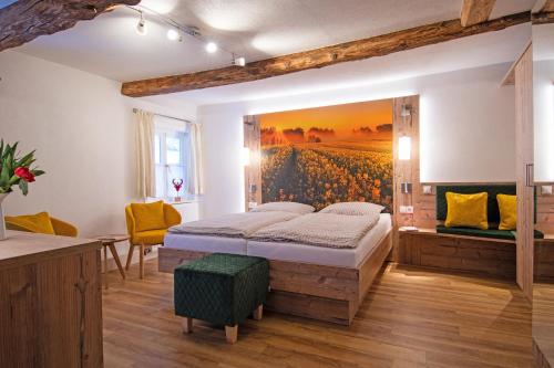 - une chambre avec un lit orné d'une peinture murale dans l'établissement Glockenhof Studtmann, à Amelinghausen