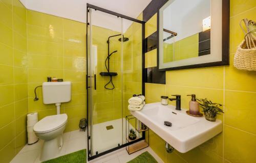 Ett badrum på Gorgeous Apartment In Kastel Stari With Wifi