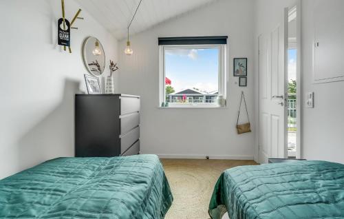 - une chambre avec 2 lits et une fenêtre dans l'établissement Nice Apartment In Slagelse With Kitchen, à Slagelse