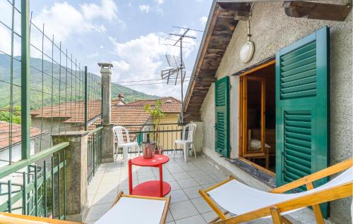 Camera dotata di balcone con sedie e vista. di Casa Elvira a Savignone