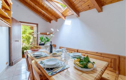 una sala da pranzo con tavolo in legno e cibo di Casa Elvira a Savignone