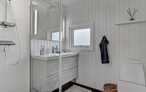 y baño blanco con lavabo y ducha. en Stunning Home In Glesborg With Kitchen, en Glesborg