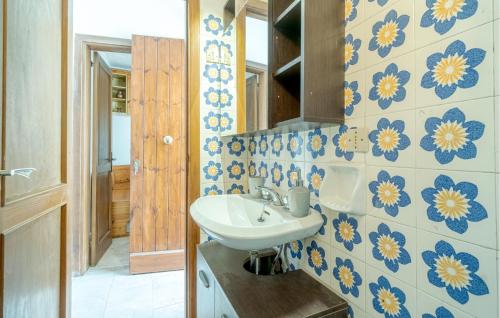 Kupatilo u objektu 2 Bedroom Awesome Apartment In Savignone