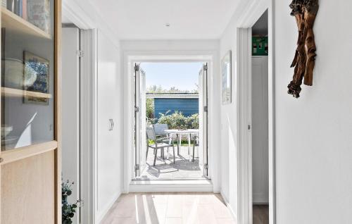 un pasillo con una puerta que conduce a un patio en 3 Bedroom Beautiful Home In Borup en Borup