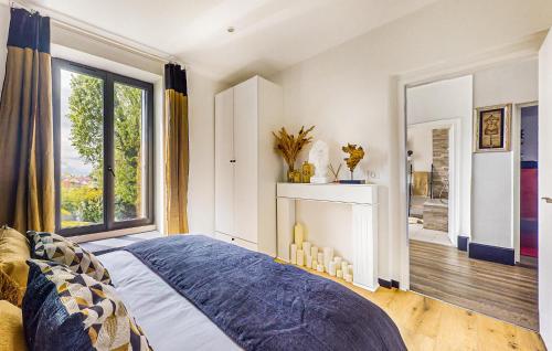 - une chambre avec un lit, une cheminée et une fenêtre dans l'établissement Cozy Home In Montagny-sainte-flici With Kitchen, 