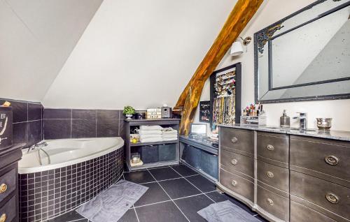 La salle de bains est pourvue d'une baignoire et d'un lavabo. dans l'établissement Cozy Home In Montagny-sainte-flici With Kitchen, 