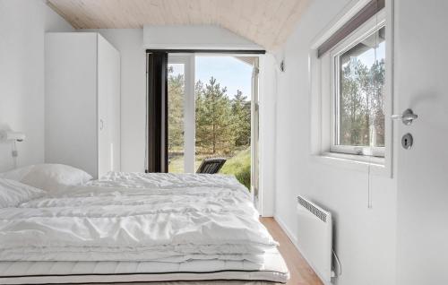 Postel nebo postele na pokoji v ubytování Nice Home In lbk With Sauna