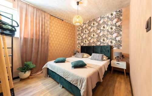 een slaapkamer met een bed met 2 kussens erop bij Amazing Apartment In Podstrana With Wifi in Podstrana