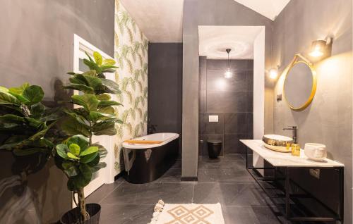 een badkamer met een wastafel, een toilet en een spiegel bij Amazing Apartment In Podstrana With Wifi in Podstrana