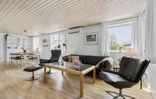 ein Wohnzimmer mit Couch und Tisch in der Unterkunft Gorgeous Home In Skibby With Wifi in Skibby