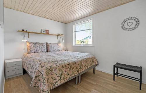 een slaapkamer met een bed en een raam bij Gorgeous Home In Skibby With Wifi in Skibby