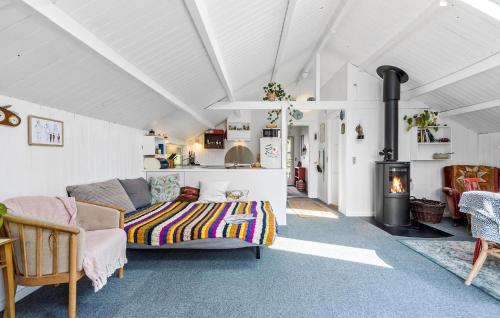 Gorgeous Home In rsted With Wifi في Ørsted: غرفة معيشة مع أريكة ومدفأة