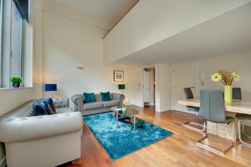 sala de estar con sofá y mesa en Crown Apartments 102 - By Week2Week, en Newcastle