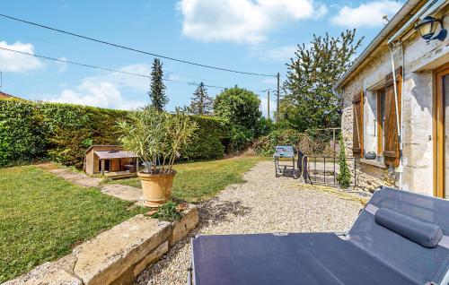 Κήπος έξω από το 3 Bedroom Nice Home In Lainsecq