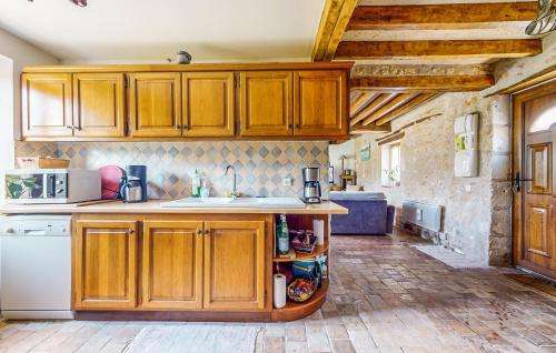 Η κουζίνα ή μικρή κουζίνα στο 3 Bedroom Nice Home In Lainsecq