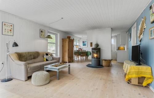 ein Wohnzimmer mit Couch und Kamin in der Unterkunft 2 Bedroom Nice Home In Fjerritslev in Fjerritslev