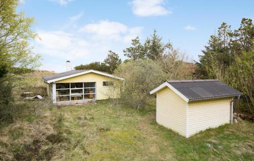 ein kleines Haus mitten auf einem Feld in der Unterkunft 2 Bedroom Nice Home In Fjerritslev in Fjerritslev