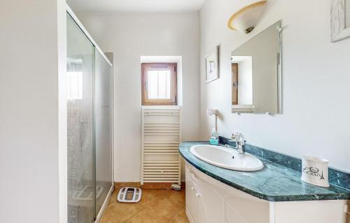 Ένα μπάνιο στο 3 Bedroom Nice Home In Lainsecq
