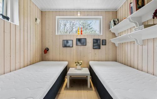 2 Betten in einem kleinen Zimmer mit Fenster in der Unterkunft 2 Bedroom Nice Home In Fjerritslev in Fjerritslev