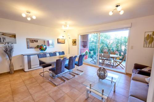 un salon avec une table et des chaises dans l'établissement Beau 3 pièces avec jardinet et cour, 5 min plages, à Propriano